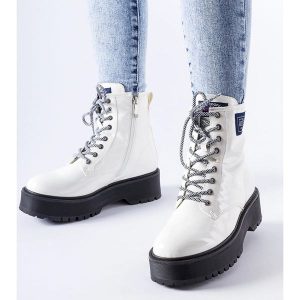 Białe workery Lee Cooper LCJ-21-47-0666LB. Białe botki na jesień, bez wzorów, z lakierowanej skóry, za kostkę, bez obcasa, na obcasie, bez zapięcia. Za 268,94 zł.