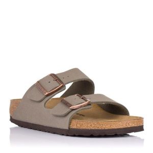 Klapki damskie Birkenstock Arizona Bfbc. Brązowe klapki Birkenstock, bez wzorów, z materiału, bez obcasa. Za 332,10 zł.