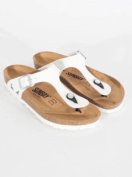 Sunbay Japonki "Camelia" w kolorze białym rozmiar: 36. Białe klapki Sunbay, bez wzorów, z lakierowanej skóry, z otwartym noskiem, bez obcasa. Za 149,95 zł.