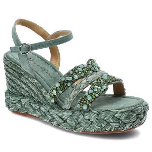 Zielone Sandały Alma En Pena Stylowe Buty Na Koturnie. Zielone sandały Alma en Pena, bez wzorów, z koronki, bez obcasa, na koturnie, bez zapięcia. Za 439,00 zł.