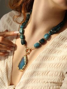 Pierres de Jade Pozłacany naszyjnik z elementami ozdobnymi - dł. 45 cm rozmiar: onesize. Niebieskie naszyjniki Pierres de Jade, pozłacane. Za 113,99 zł.