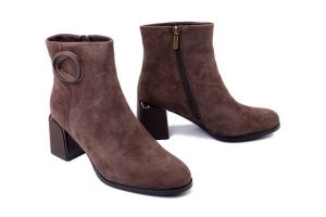 ARTIKER RELAKS 57C0017 brązwoy, botki damskie. Brązowe botki Artiker Relaks, bez wzorów, ze skóry, bez obcasa, na obcasie, bez zapięcia. Za 384,90 zł.