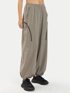 Under Armour Spodnie dresowe Ua Unstoppable Airvent Parachute Pant 1382740-200 Szary Loose Fit. Szare spodnie dresowe Under Armour, xl, bez wzorów, z dresówki. Za 269,99 zł.