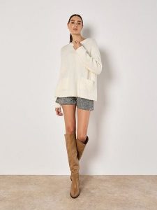 Apricot Sweter w kolorze kremowym rozmiar: XS. Brązowe swetry oversize Apricot, xs, bez wzorów, bez ramiączek. Za 70,24 zł.