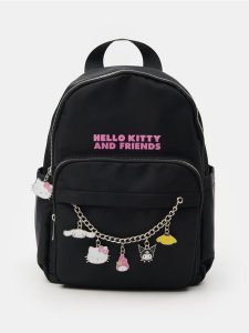 Plecak z łańcuszkiem i zawieszkami Hello Kitty - czarny. Czarne plecaki Sinsay. Za 59,99 zł.