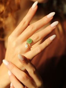 Pierres delicates Pozłacany pierścionek z perłą i cyrkoniami rozmiar: onesize. Białe pierścionki Pierres delicates, z cyrkonią, pozłacane. Za 52,99 zł.