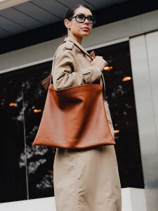 Maison héritage PARIS Skórzany shopper bag "Ori" w kolorze pomarańczowym - 45 x 35 cm rozmiar: onesize. Pomarańczowe shopper bag Maison héritage PARIS, bez wzorów, z materiału, na ramię, bez dodatków. Za 260,99 zł.