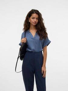 Vero Moda Bluzka w kolorze niebieskim rozmiar: S. Niebieskie bluzki Vero Moda, s, bez wzorów, z wiskozy, klasyczne, bez kołnierzyka, bez ramiączek. Za 66,00 zł.