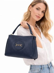 Florence Bags Skórzana torebka "Hoppo" w kolorze granatowym - 32 x 26 x 11 cm rozmiar: onesize. Niebieskie torebki klasyczne Florence Bags, bez wzorów, z materiału, bez dodatków. Za 382,99 zł.