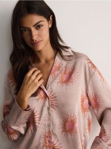 Koszula ze wzorem - beżowy. Brązowe koszule Reserved, l, bez wzorów, z tkaniny, bez kołnierzyka, bez ramiączek. W wyprzedaży za 49,99 zł.