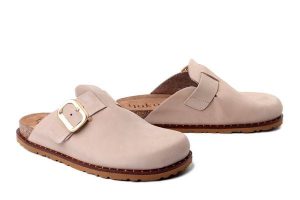 YOKONO BOLUS-599 NOB SAND, klapki damskie. Brązowe klapki Yokono, bez wzorów, ze skóry, bez obcasa, na płaskiej podeszwie. Za 314,90 zł.
