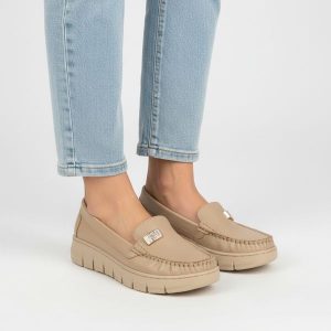 Mokasyny damskie Armodo, cholewka ze skóry naturalnej gładkiej klasyczna wsuwana konstrukcja z delikatnym przeszyciem, beżowe, 10167. Brązowe półbuty Armodo, bez wzorów, ze skóry, bez obcasa, bez zapięcia. Za 359,00 zł.