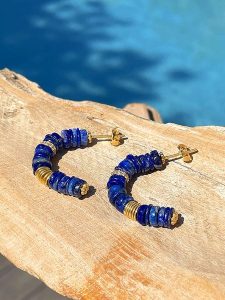 Taboo Pozłacane kolczyki-półkreole z lapis lazuli rozmiar: onesize. Żółte kolczyki Taboo, z lazurytem, pozłacane. Za 87,81 zł.