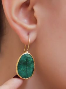 L'Atelier de Gaia Pozłacane kolczyki z agatem rozmiar: onesize. Zielone kolczyki L'Atelier de Gaia, z agatem, pozłacane. Za 43,99 zł.