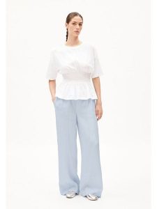 Armedangels Koszulka "Kaawino" w kolorze białym rozmiar: L. Białe bluzki ARMEDANGELS, l, bez wzorów, z bawełny, bez kołnierzyka, bez ramiączek. Za 83,03 zł.