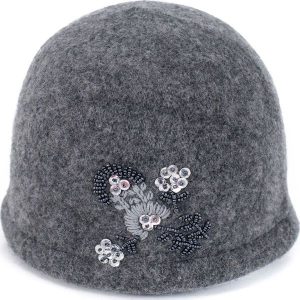 Czapka damska wełniana Elegancja flory szara. Czapki marki Art of Polo. Za 72,24 zł.