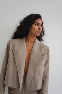 Krótka marynarka z lnem w kolorze CAPPUCCINO - MOOSE-S/M. Brązowe marynarki i żakiety Marsala, m, bez wzorów, z bawełny, eleganckie. W wyprzedaży za 134,97 zł.