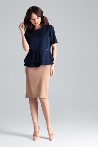 Granatowa Elegancka Bluzka z Podwójną Baskinką. Czerwone bluzki Katrus, s, bez wzorów, z materiału, eleganckie, bez kołnierzyka, bez ramiączek. Za 189,00 zł.