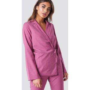 NA-KD Classic Kopertowa marynarka z rękawem z rozcięciem - Pink. Marynarki i żakiety marki NA-KD Classic. W wyprzedaży za 64,78 zł.