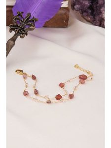 L'Atelier de Gaia Pozłacana bransoletka z kwarcami różowymi rozmiar: onesize. Różowe bransoletki L'Atelier de Gaia, z kwarcem, pozłacane. Za 69,58 zł.