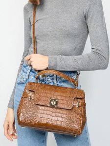 Christian Laurier Skórzana torebka "Swan Croco" w kolorze jasnobrązowym - 28 x 20 x 11 cm rozmiar: onesize. Brązowe torebki klasyczne Christian Laurier, bez wzorów, z materiału, przez ramię, bez dodatków. Za 304,99 zł.