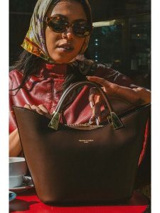 Victor & Hugo Paris Skórzana torebka "Lety" w kolorze brązowym - 28,5 x 17 x 12 cm rozmiar: onesize. Brązowe torebki klasyczne Victor & Hugo Paris, bez wzorów, z materiału, przez ramię, bez dodatków. Za 326,99 zł.