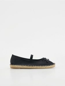 Espadryle z kokardą - czarny. Czarne espadryle Reserved, bez wzorów, bez obcasa. W wyprzedaży za 65,99 zł.
