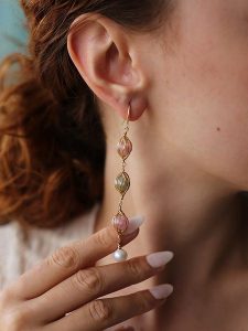 Pierres delicates Kolczyki w kolorze białym z perłami i kamieniami szlachetnymi rozmiar: onesize. Różowe kolczyki Pierres delicates, z kwarcem, z mosiądzu. Za 78,45 zł.