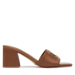 Klapki Guess. Brązowe klapki Guess, z aplikacjami, bez obcasa. Za 399,99 zł.