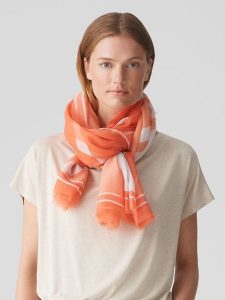OPUS Szal "Axeni" w kolorze biało-pomarańczowym rozmiar: onesize. Pomarańczowe szaliki Opus, bez wzorów, z materiału. Za 52,99 zł.