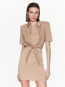 Patrizia Pepe Sukienka codzienna 8A1055/J013-B752 Beżowy Regular Fit. Brązowe kombinezony Patrizia Pepe, na co dzień, bez wzorów, z wiskozy, bez kołnierzyka, bez ramiączek, proste. Za 619,99 zł.