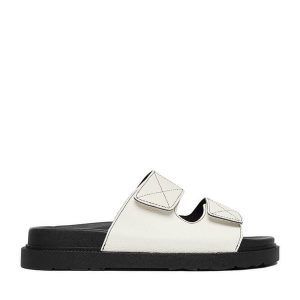 Klapki JENNY. Białe klapki Jenny, bez wzorów, bez obcasa. Za 79,99 zł.