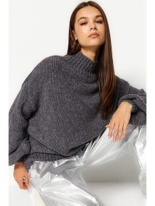 Trendyol Sweter w kolorze antracytowym rozmiar: M. Czarne swetry oversize Trendyol, m, bez wzorów, ze splotem, bez ramiączek. Za 113,90 zł.