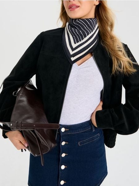 Prążkowana chusta w paski - czarny. Czarne apaszki i chusty Sinsay, bez wzorów, prążkowane. Za 15,99 zł.