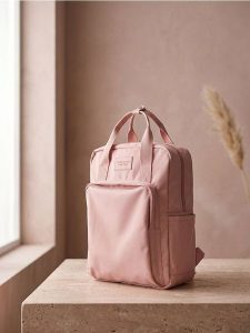 Podróżny nylonowy plecak z kieszenią na laptopa - różowy. Czerwone plecaki Sinsay. Za 49,99 zł.