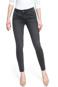 WRANGLER SKINNY SOFT BLACK W28KJF21R 112128281. Czarne rurki Wrangler, z jeansu. Za 199,99 zł.