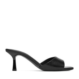 Klapki JENNY. Czarne klapki Jenny, bez wzorów, bez obcasa. Za 119,99 zł.