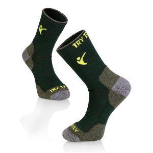 Skarpety trekkingowe z wełny merynosów ciemnozielone. Zielone skarpetki TRY TO FLY, bez wzorów, z wełny. W wyprzedaży za 83,57 zł.