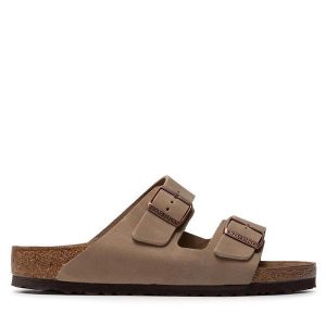 Klapki Birkenstock. Brązowe klapki Birkenstock, bez wzorów, bez obcasa. Za 399,99 zł.