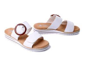 RIEKER V0692-80 white, klapki damskie. Białe klapki Rieker, bez wzorów, bez obcasa, na koturnie. Za 195,93 zł.