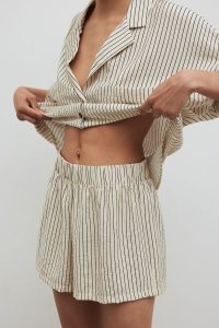 Szorty z wiskozy w paski w kolorze LIGHT BEIGE - SHELLY-S. Brązowe szorty Marsala, bez wzorów, z gumy. W wyprzedaży za 75,96 zł.
