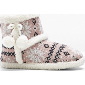 Kapcie. Czerwone botki bonprix, na zimę, z aplikacjami, bez obcasa, bez zapięcia. Za 84,99 zł.