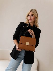 Lia Biassoni Skórzana torebka "Ensa" w kolorze karmelowym - 26 x 22 x 12 cm rozmiar: onesize. Brązowe torebki klasyczne Lia Biassoni, bez wzorów, z materiału, przez ramię, bez dodatków. Za 304,99 zł.