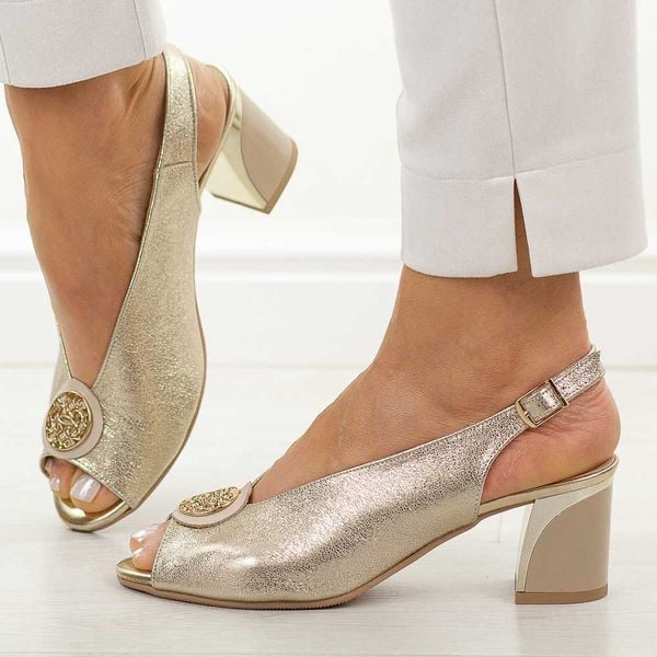 Złote C skórzane Polskie sandały damskie na słupku Deoni D528. Żółte kombinezony Deoni, na lato, s, z aplikacjami, ze skóry, biznesowe, bez kołnierzyka, bez ramiączek. Za 429,00 zł.