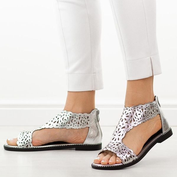 Srebrne sandały damskie M.Daszyński 24148-2 26. Szare sandały M.Daszyński, bez wzorów, z jeansu, bez obcasa, na płaskiej podeszwie, bez zapięcia. Za 169,00 zł.