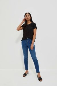 Jeansy skinny push up ciemnoniebieskie. Niebieskie jeansy MOODO, bez wzorów, z bawełny. W wyprzedaży za 44,99 zł.