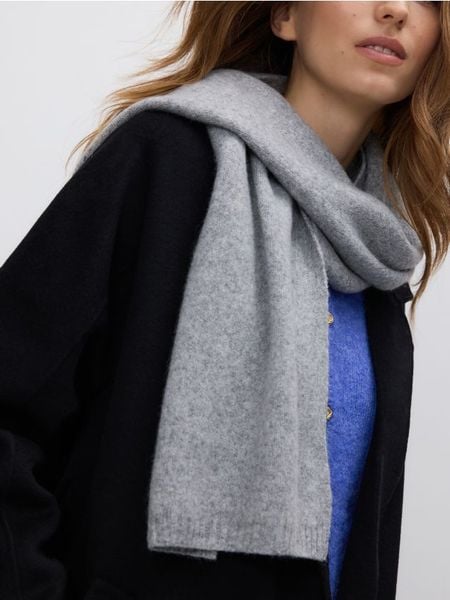 Szalik z domieszką kaszmiru - ciemnoszary. Szare szaliki Reserved, bez wzorów, z kaszmiru. Za 119,99 zł.