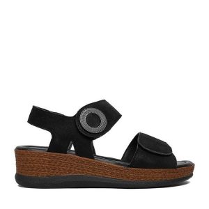 Sandały Go Soft. Czarne sandały Go Soft, bez wzorów, bez obcasa, na koturnie, bez zapięcia. Za 169,99 zł.
