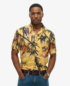 Superdry Koszula Hawaiian Resort z modalu – autentyczne nadruki kimono. Żółte koszule Superdry, m, bez wzorów, z materiału, bez kołnierzyka, bez ramiączek. Za 305,15 zł.
