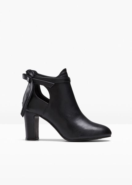 Krótkie botki z wycięciami. Czarne botki bonprix, bez wzorów, bez obcasa, bez zapięcia. Za 149,99 zł.